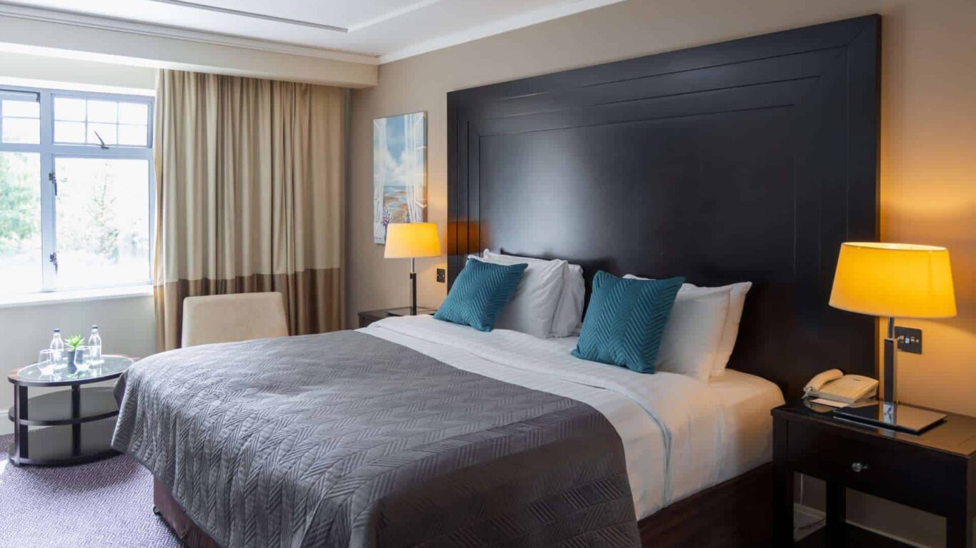 Deluxe Bedroom (1)