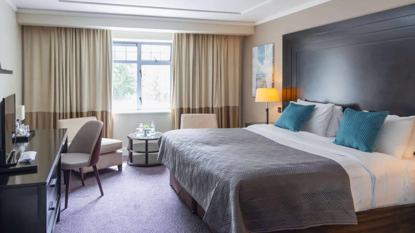Deluxe Bedroom (6)
